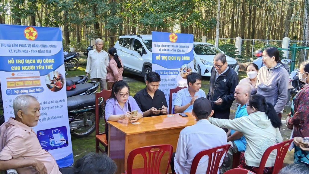 Xuân Hòa: Đưa dịch vụ công trực tuyến đến tận cơ sở, phục vụ người yếu thế 1 603770577 122145433904936791 4222483263402888329 n