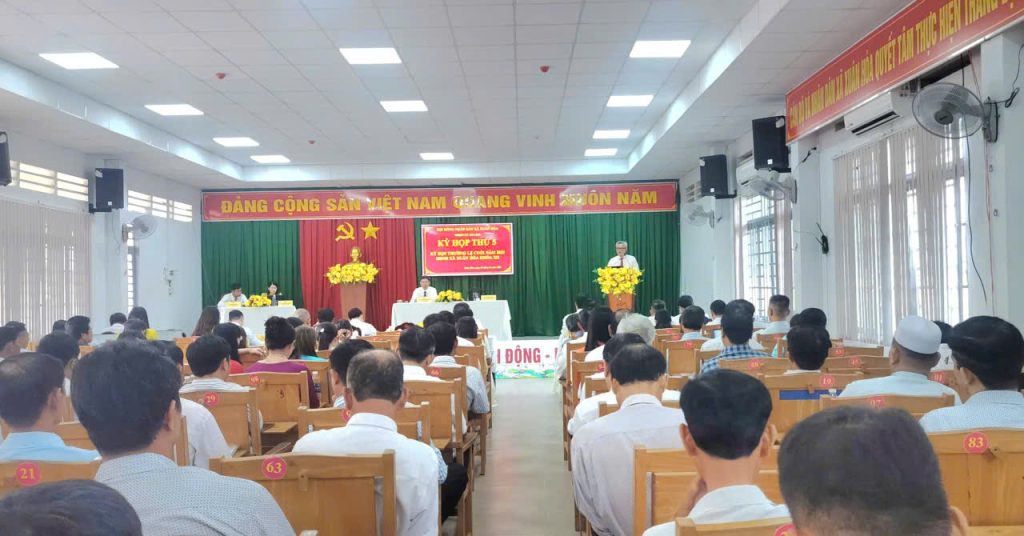 Dong chi Ta Quang Truong Bi thu Dang uy Chu tich HDND xa phat bieu tai ky hop