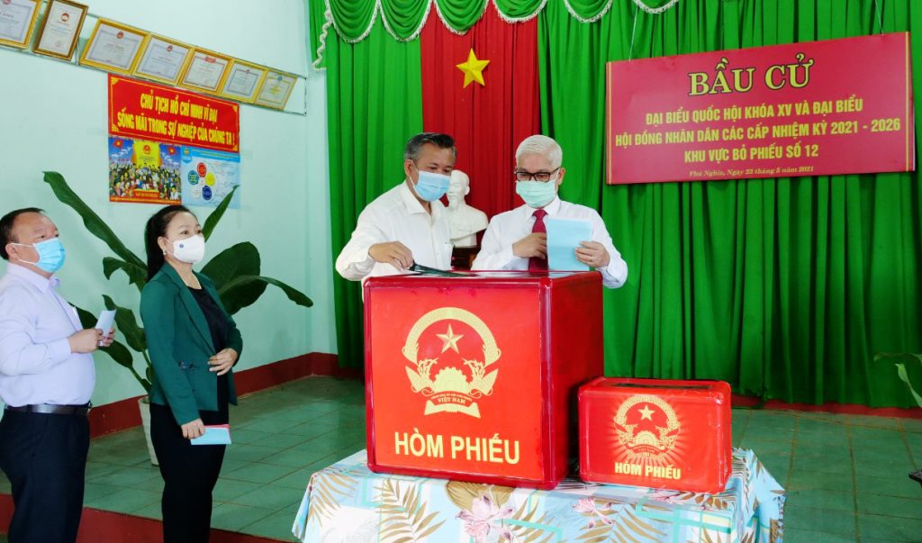 bi thu tinh uy kiem bo phieu