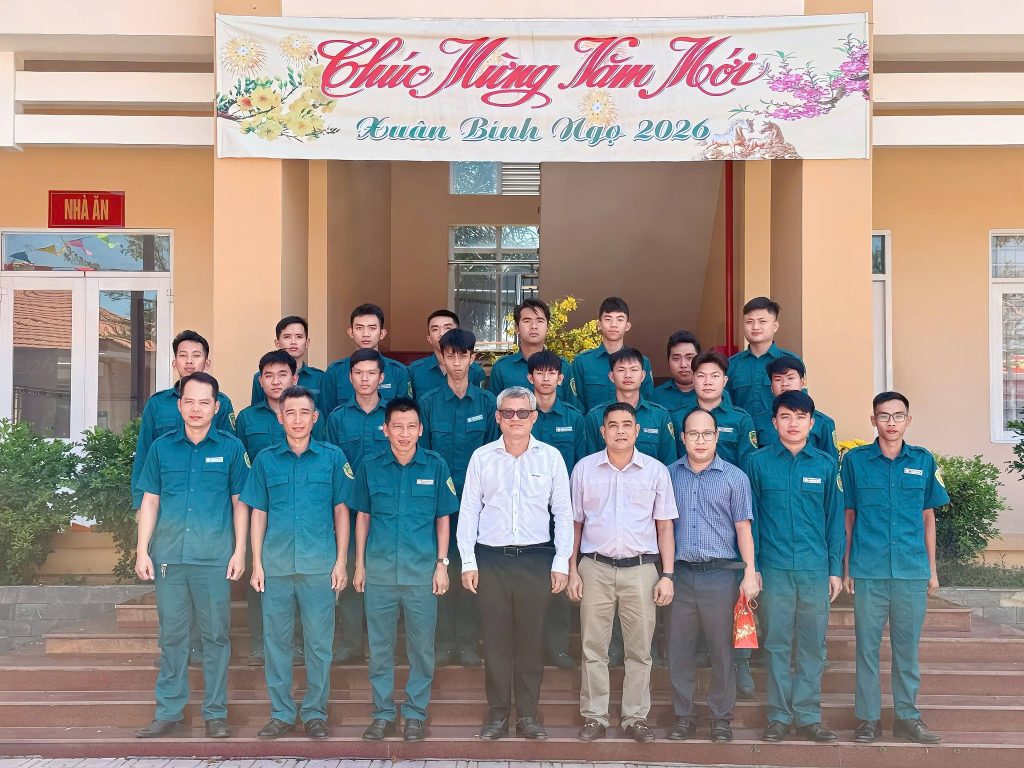Mùng 1 Tết tại Xuân Hòa: Lãnh đạo xã thăm những người "gác Tết cho nhân dân" 1 637459397 122155410416936791 6283021781660431395 n