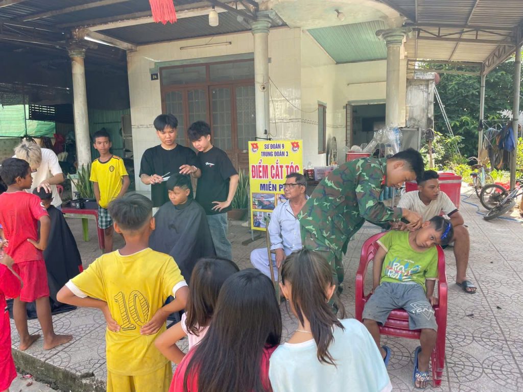 Cắt tóc miễn phí – Gắn kết tình quân dân 1 749652455 1003044782713241 5168734441020052402 n