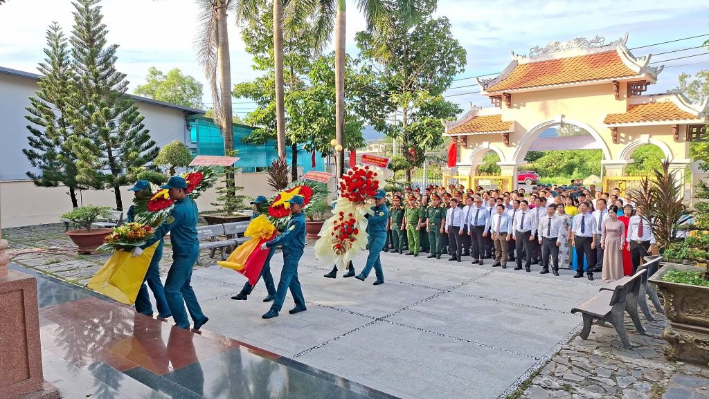 Lễ viếng Đền thờ Liệt sĩ Căn cứ Rừng Lá – Tri ân các Anh hùng liệt sĩ 1 750632748 1068226875553235 365582685678839755 n