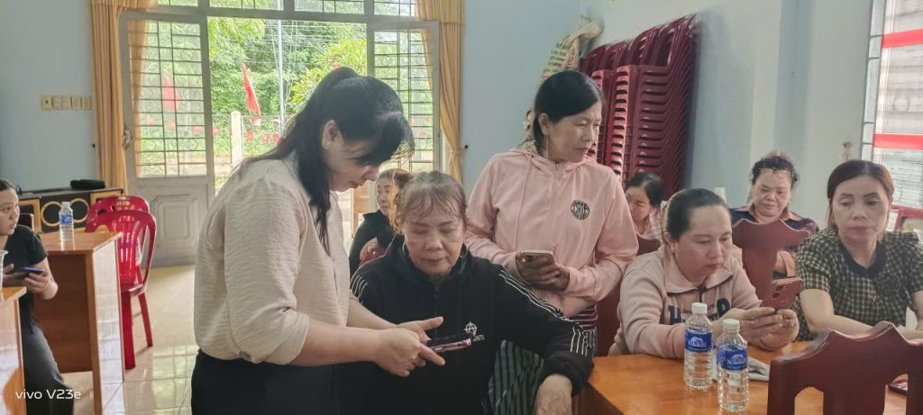 Chi hội Phụ nữ ấp Gia Ui đẩy mạnh ứng dụng công nghệ số trong chăm sóc sức khỏe 1 1786853179743 5561714975090330143 5561714975090330143 ddff315b6cf9e7c0a3292288708702c9
