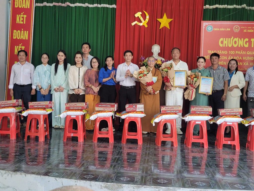 Trao 100 phần quà, sẻ chia khó khăn cùng bà con xã Xuân Hòa 1 774651291 1085231604084628 2686668620625418525 n