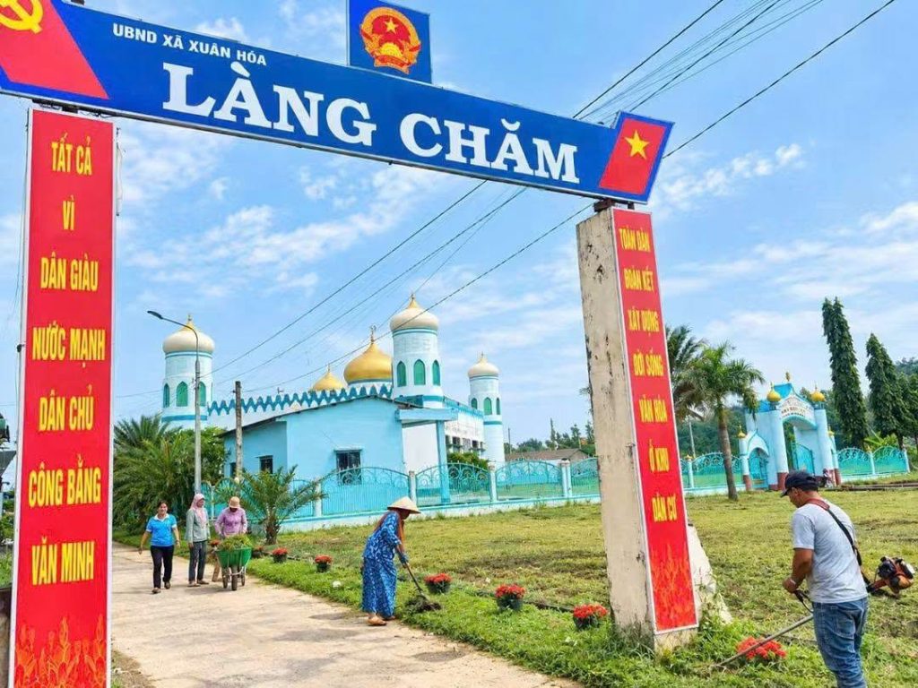 PHỤ NỮ XÃ XUÂN HÒA CHUNG TAY LÀM ĐẸP ĐƯỜNG QUÊ, LAN TỎA PHONG TRÀO “DÂN VẬN KHÉO” 1 843845448 2573412173121685 2441915523601043952 n